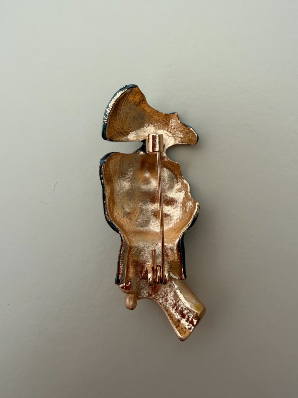 Artistic "Shh" Gesture Brooch – Abstract Face with Gold-Tone Hand - Picture 4 of 4